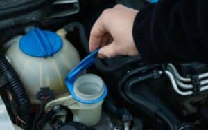 Scheibenwischwasser eingefroren: Was kann man tun?